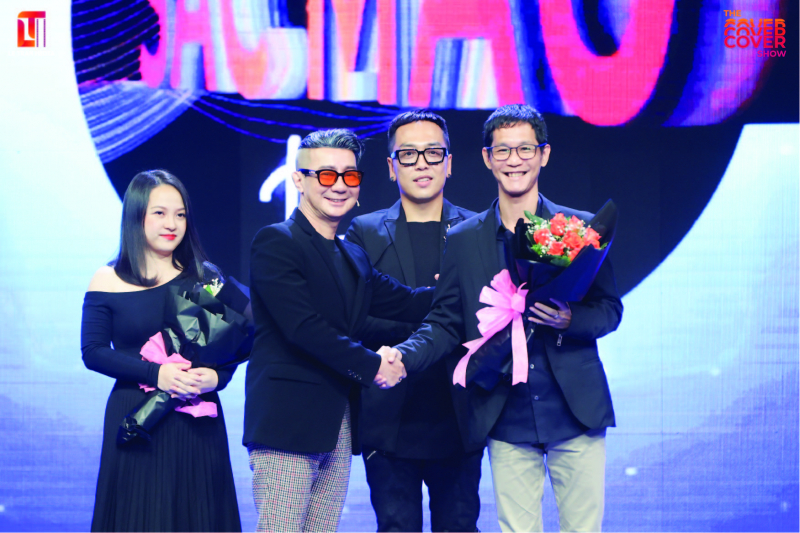 J Trần- nhà đầu tư cũng là tác giả chương trình ( thứ hai bên trái) tặng hoa cho các nhạc sĩ Hoài Sa, Nguyễn Hoàng Duy. Ảnh: NVCC
