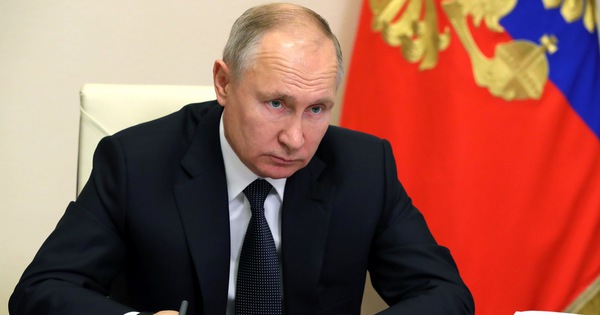 Tổng thống Putin ký một loạt luật, bao gồm phạt tù hành vi vu khống trên mạng