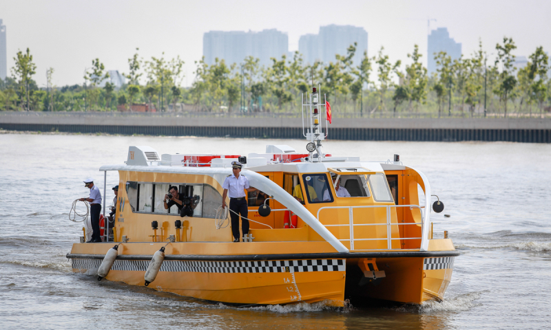 Xe bus trên sông ngắm nhìn sông Sài Gòn 