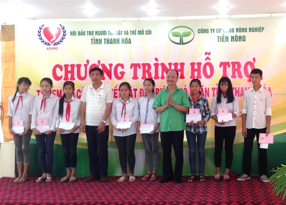 Ông Nguyễn Hồng Phong (áo xanh), Tổng Giám đốc Công ty CP Công nông nghiệp Tiến Nông, Phó Chủ tịch Hội Doanh nhân trẻ Việt Nam, trao học bổng cho các em có hoàn cảnh khó khăn. 
