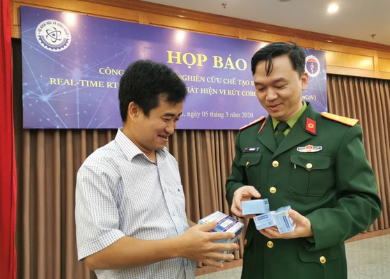 Thượng tá Hồ Anh Sơn (phải) và Tổng Giám đốc Công ty Cổ phần công nghệ Việt Á Phan Quốc Việt (đã bị bắt) với sản phẩm bộ kit  tại cuộc họp báo do Bộ KH-CN tổ chức ngày 5/3/2020. Ảnh: T.L