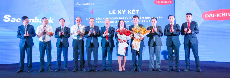 Ban lãnh đạo Sacombank và Dai-ichi Life Việt Nam tại lễ ký kết nâng tầm hợp đồng đại lý bảo hiểm độc quyền. Ảnh: TL.