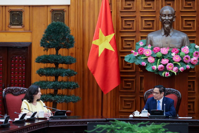 Thủ tướng Phạm Minh Chính tiếp bà Manuela V. Ferro, Phó Chủ tịch WB phụ trách khu vực Đông Á và Thái Bình Dương. Ảnh: VGP.