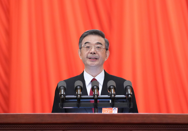 Zhou Qiang, Chánh án Tòa án Nhân dân Tối cao, thay mặt Tòa án Nhân dân Tối cao phát biểu báo cáo công tác