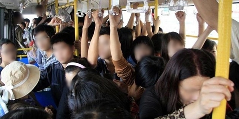 Nạn sàm sỡ trên xe buýt là nỗi ám ảnh triền miên của các bạn gái trẻ nhất là các nữ sinh viên. Ảnh: TL