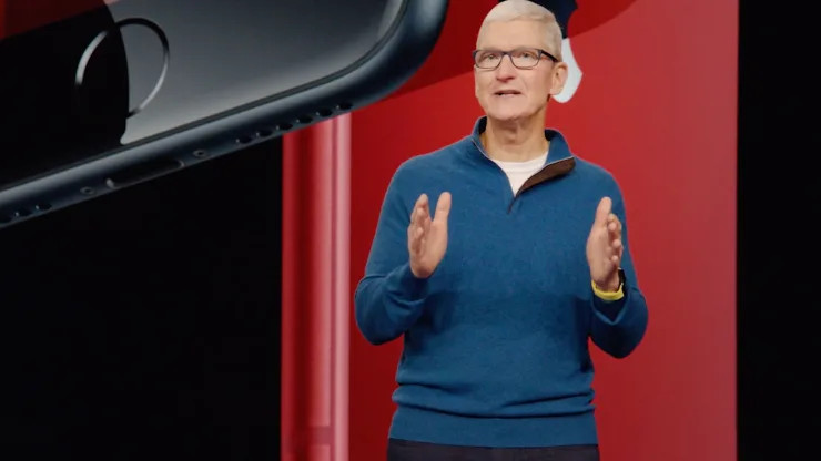 Tim Cook tại sự kiện ra mắt Apple, ngày 8 tháng 3 năm 2022