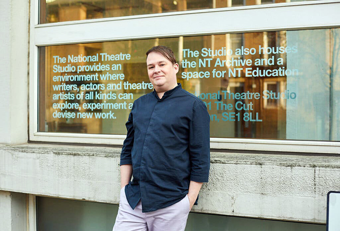 Toby Coffey, sáng lập viên của “All Kinds of Limbo” cho Nhà hát Quốc gia Anh. Ảnh The New York Times