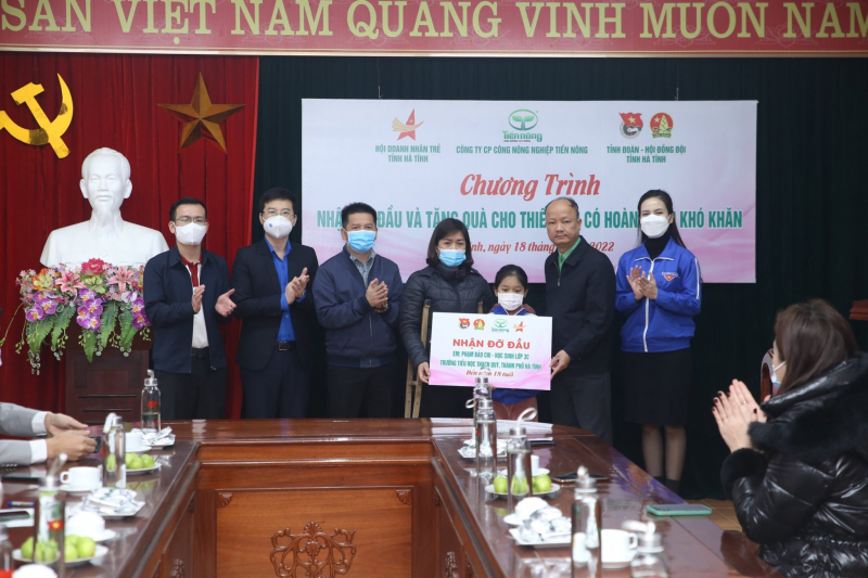 Ông Nguyễn Hồng Phong, Phó chủ tịch Hội Doanh nhân trẻ Việt Nam, TGĐ Công ty Cổ phần CNN Tiến Nông (thứ hai từ phải sang), trao quà cho những trẻ em có hoàn cảnh khó khăn.