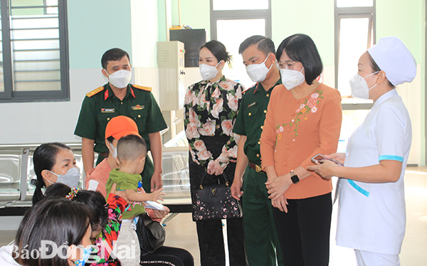 Phó chủ tịch UBND tỉnh Nguyễn Thị Hoàng (thứ 2 từ phải sang) hỏi thăm tình hình các gia đình có trẻ khám sàng lọc. Ảnh: TL.