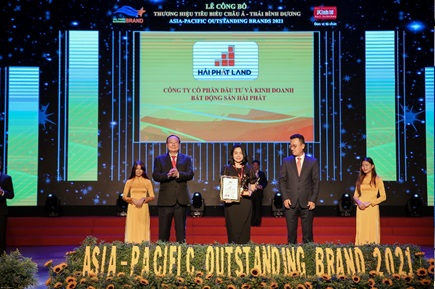 Đại diện Hải Phát Land nhận giải thưởng Top 10 thương hiệu tiêu biểu châu Á – Thái Bình Dương. 