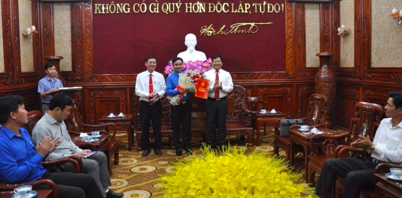 Phó Chủ tịch UBND tỉnh Bình Phước Trần Văn Mi (bên phải) trao quyết định bổ nhiệm Giám đốc Trung tâm Xúc tiến đầu tư, Thương mại và Du lịch tỉnh đối với anh Trần Quốc Duy.