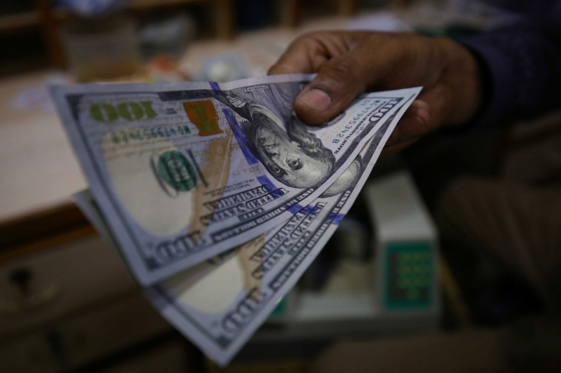 Giá trị đồng đô la tăng lên mức cao nhất kể từ tháng 5/2020. Ảnh: Shahzaib Akber (Epa-Shutterstock)