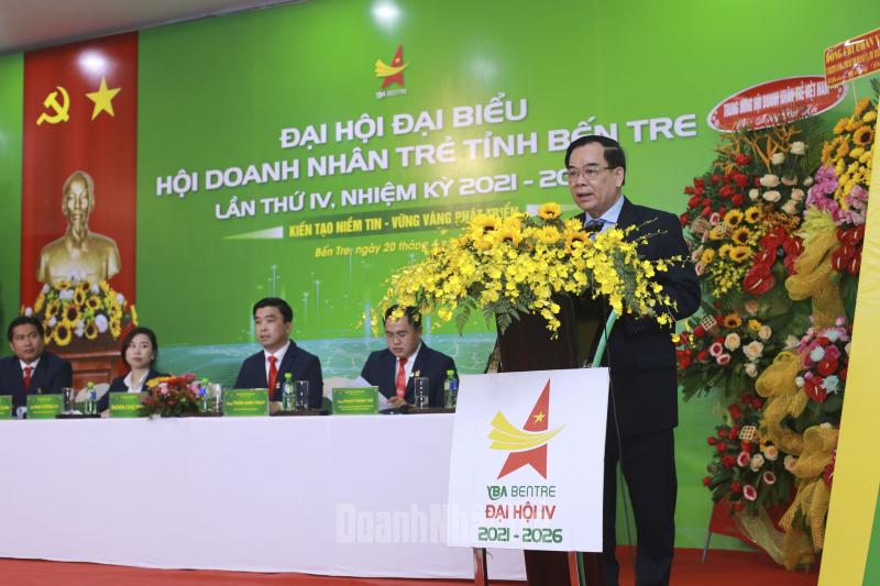 Ông Trần Ngọc Tam - Chủ tịch UBND tỉnh Bến Tre đánh giá cao vai trò của Hội Doanh nhân trẻ tỉnh với những đóng góp quan trọng cho sự phát triển của kinh tế xã hội tỉnh nhà. Ảnh: TLinh