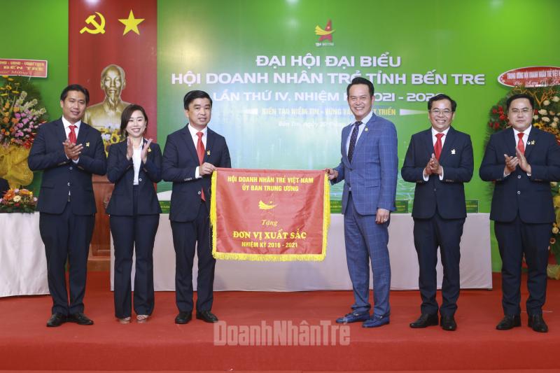 Hội Doanh nhân trẻ Bến Tre vinh dự đón nhận danh hiệu đơn vị xuất sắc của TƯ Hội Doanh nhân trẻ Việt Nam trao tặng. Ảnh: TLinh