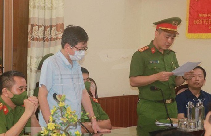 Ông Đỗ Đức Lưu, Giám đốc CDC Nam Định, nghe công an tống đạt các quyết định khởi tố bị can, bắt tạm giam.

