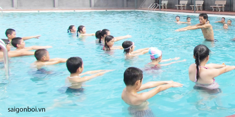 Nhà trường nên đưa môn dạy kỹ năng bơi vào chương trình chính khóa bắt buộc. Ảnh: saigonboi.vn