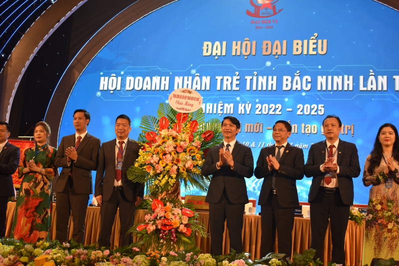 Ông Nguyễn Ngọc Lương, Bí thư BCH TƯ Đoàn, Chủ tịch Hội LHTN Việt Nam tặng hoa Đại hội.