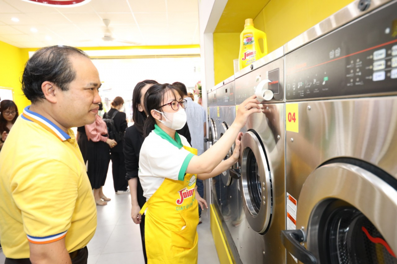 Ông Trương Công Thắng -Tổng Giám đốc Công ty The CrownX (trái) tham quan quy trình giặt ủi chuẩn công nghệ Châu Âu. Ảnh: TT