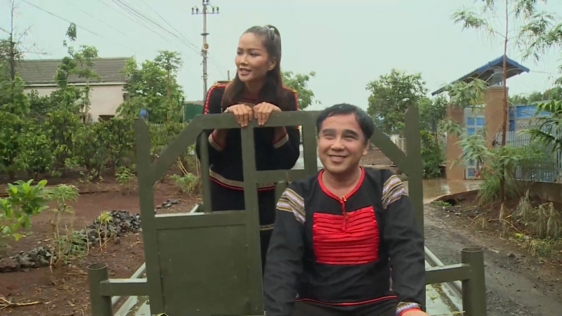 Cùng đi xe máy cày trong đường làng với nghệ sĩ Quyền Linh. Ảnh; NVCC
