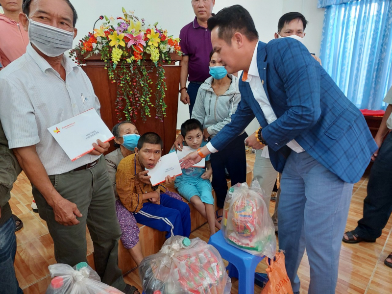 Ông Đặng Hồng Anh, Chủ tịch Hội Doanh nhân trẻ Việt Nam trao tặng những phần quà thiết thực nhằm góp phần xoa dịu nỗi đau cho nạn nhân chất độc da cam giúp họ sớm ổn định cuộc sống. Ảnh: DNT.