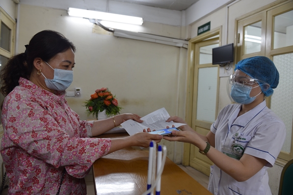 Người dân đăng ký KCB tại Bệnh viện Bạch Mai bằng thẻ BHYT trên ứng dụng VssID. Ành: BHXH TP Hà Nội