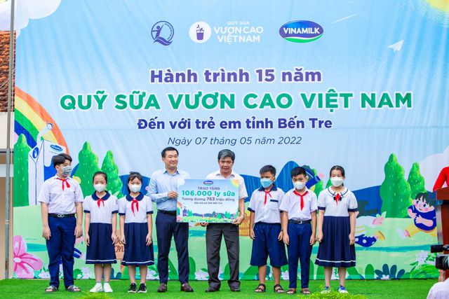 Đại diện Vinamilk và Quỹ sữa trao tặng 106.000 ly sữa cho các em nhỏ có hoàn cảnh khó khăn tại tỉnh Bến Tre. Ảnh: TL.
