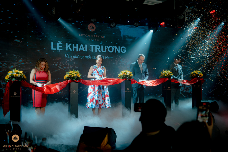 Bà Nubiela Yanarith Nayala -Phó lãnh sự Panama tại Việt Nam, bà Apple Huỳnh - Giám đốc Arton Capital Việt Nam, ông Milos Stojanovic - Phó chủ tịch Arton Capital, và Doanh nhân Lê Đăng Khoa - Đại sứ Công dân toàn cầu tại lễ khai trương

