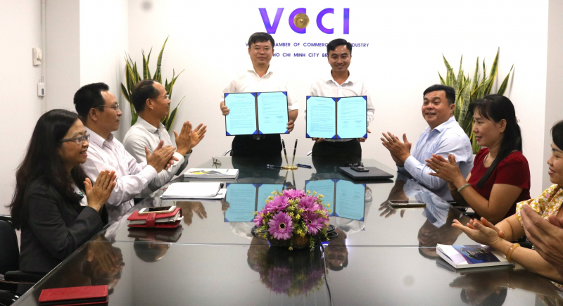 ''''Giám đốc VCCI-HCM Trần Ngọc Liêm (đứng bên trái) ký kết biên bản ghi nhớ hợp tác với Giám đốc TT XTĐT,TM&DL tỉnh Bình Phước Trần Quốc Duy.
''''