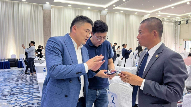 Ông Phạm Thành Long (ngoài cùng bên phải), Trưởng đoàn doanh nhân Việt Nam trao đổi với các doanh nhân Mông Cổ. 