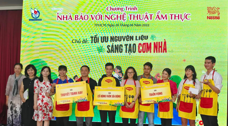 Các đội đoạt giải thưởng phụ của cuộc thi. Ảnh: PV