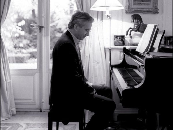 Bernard Arnault Jean Étienne chơi nhạc Chopin và thành thạo các dụng cụ âm nhạc khác. Ảnh Getty Images.
