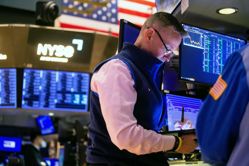 Nhà giao dịch trên sàn của Sở giao dịch chứng khoán New York. Ảnh: Michael Nagle (Bloomberg News).