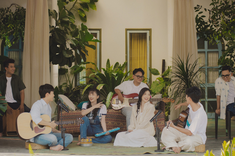 Những hình ảnh trẻ trung, đáng yêu của các bạn trẻ với không gian âm nhạc giản dị bên hiên nhà. Ảnh: NVCC