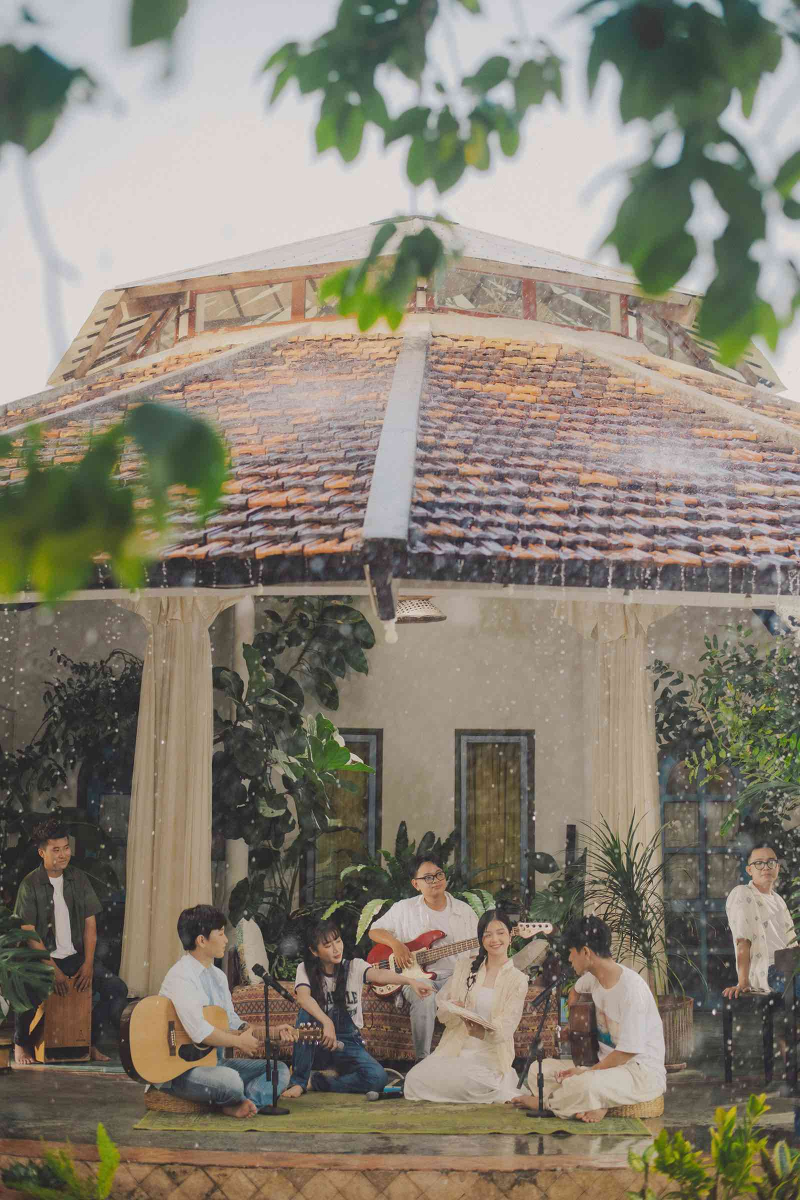 Hương mùa hè chuyển tải tinh thần yêu đời, cùng vượt qua khó khăn của những người trẻ. Ảnh: NVCC