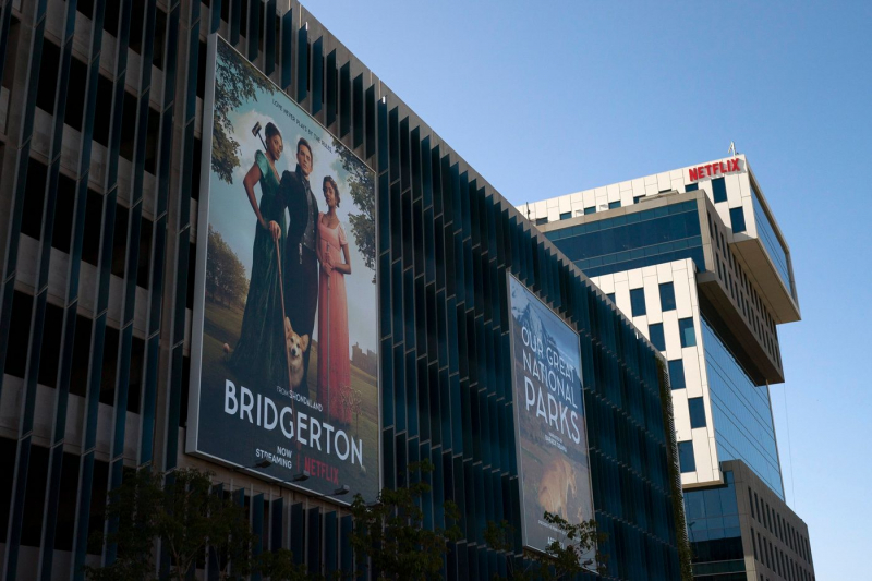 Netflix, công ty đã thành công với bộ phim truyền hình thời kỳ ‘Bridgerton’, đang cắt giảm lực lượng lao động vì phải đối mặt với tình trạng mất người đăng ký. Ảnh: Jae C.Hong (Associated Press).