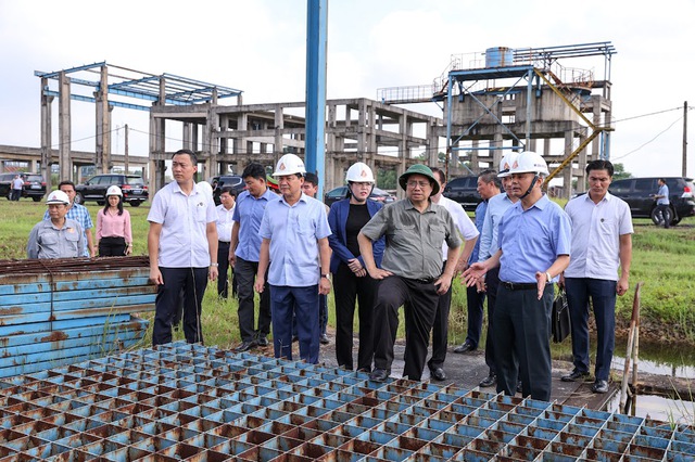 Thủ tướng trực tiếp khảo sát hiện trường khu vực Dự án mở rộng giai đoạn 2 Nhà máy Gang thép Thái Nguyên. Ảnh: VGP 