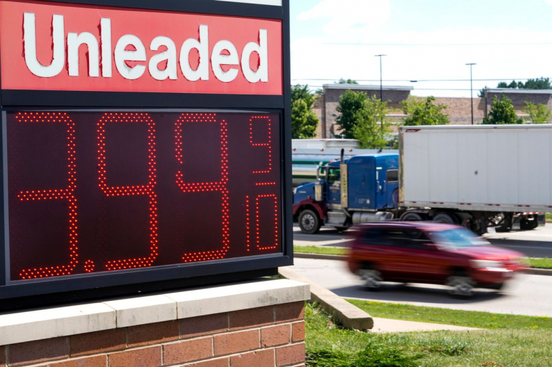 Giá xăng giảm xuống dưới 4 USD/gallon lần đầu tiên kể từ tháng Ba. Ảnh: Morry Gash (Associated Press).