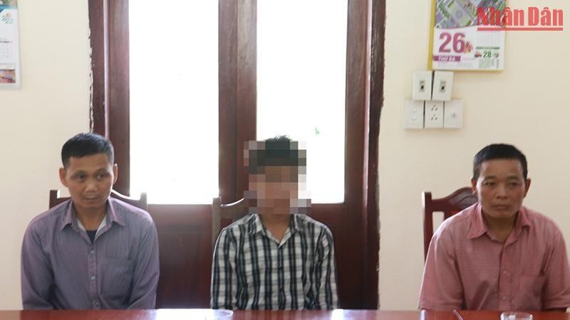 Em L.T.Đ (ngồi giữa) sinh năm 2004, người dân tộc Thái, cư trú tại huyện Sốp Cộp bị lừa bán sang Campuchia vừa được giải cứu. Ảnh: TL