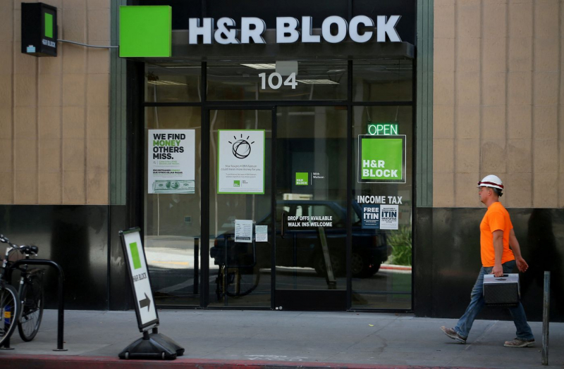 H&R Block là một trong nhiều công ty có cổ phiếu thiết lập mức cao nhất trong 52 tuần gần đây. Ảnh: Mike Blake (Reuters).