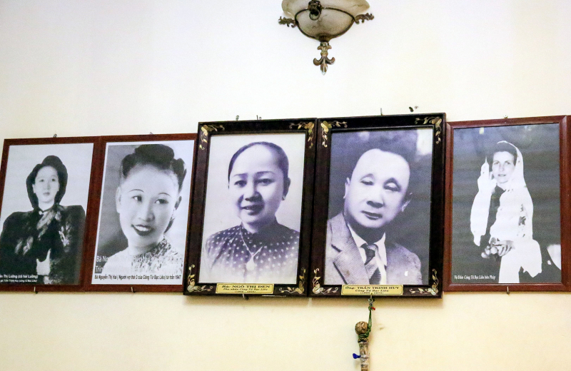Hình ảnh công tử Bạc Liêu cùng ba người vợ (trong số 5 người vợ) và cô con gái (bìa trái) hiện được lưu giữ tại dinh thự. Ảnh: TL