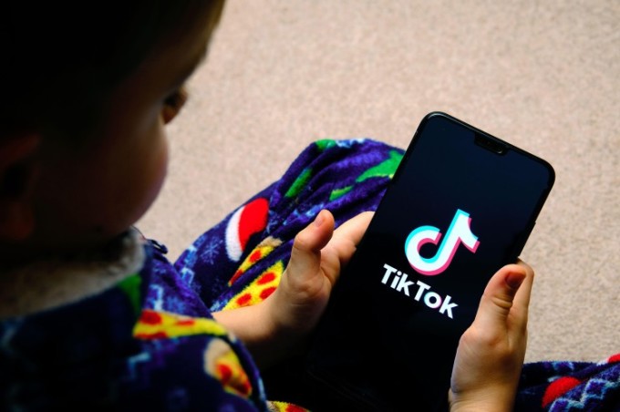 Ngày càng nhiều trẻ em tiếp cận TikTok. Ảnh NYPost