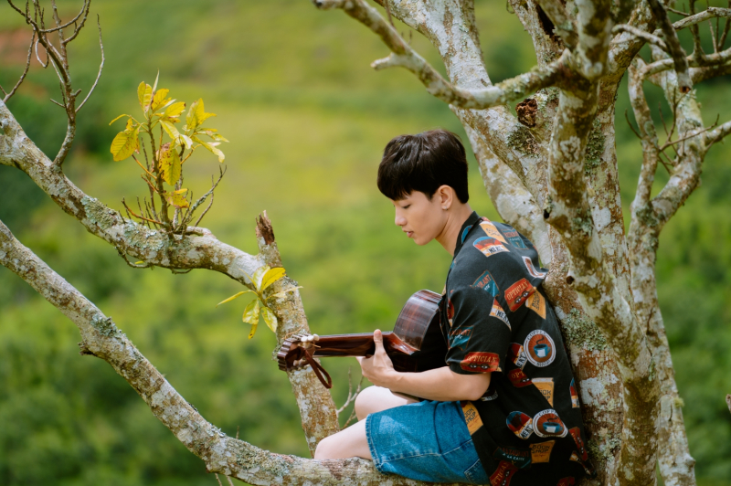 Hình ảnh Hoàng Dũng trong MV Ném câu yêu vào không trung. Ảnh: NVCC