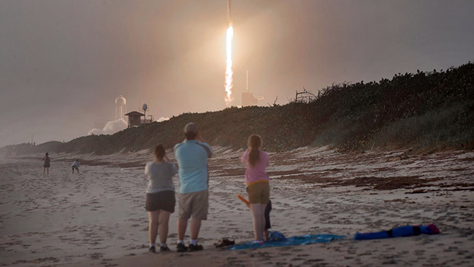 SpaceX đã phóng ít nhất 40 vệ tinh trong thời gian gần đây, đầu mối nổ ra tranh chấp giữa công ty và Dish Network. Ảnh SpaceX