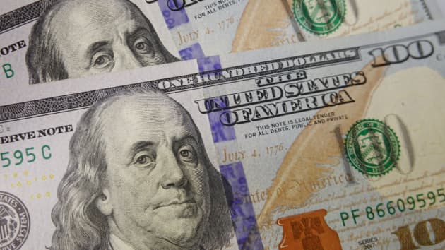 Đồng đô la Mỹ đã mở rộng đà tăng, chạm mức cao nhất trong 5 tuần so với đồng yên Nhật sau khi Chủ tịch Cục Dự trữ Liên bang Hoa Kỳ Jerome Powell báo hiệu lãi suất sẽ được giữ ở mức cao hơn trong thời gian dài hơn để giảm lạm phát tăng vọt. Ảnh: Sheldon Cooper (Lightrocket/Getty Images).