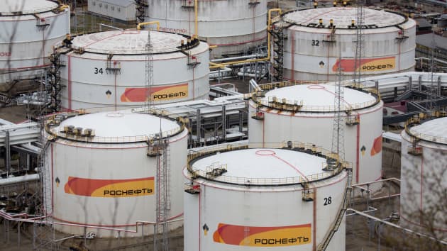 Giá dầu biến động trái chiều trong ngày thứ Hai khi các nhà đầu tư cân bằng kỳ vọng OPEC sẽ cắt giảm sản lượng để hỗ trợ giá trước những lo ngại do Chủ tịch Cục Dự trữ Liên bang Jerome Powell nói rằng Hoa Kỳ sẽ phải đối mặt với tăng trưởng chậm “trong một thời gian”. Ảnh: Andrey Rudakov (Bloomberg/Getty Images).