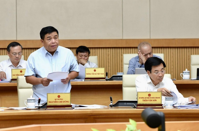 Bộ trưởng Bộ Kế hoạch và Đầu tư Nguyễn Chí Dũng đã báo cáo về tình hình kinh tế-xã hội tháng 8 và 8 tháng năm 2022. Ảnh: VGP