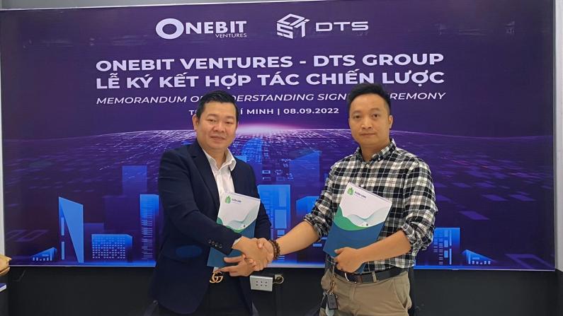 Ông Trương Gia Bảo, Chủ tịch DTS Group (trái) và ông Ngô Hoàng Đông, Founder Onebit Ventures trong Lễ kí kết. Ảnh: T.L.