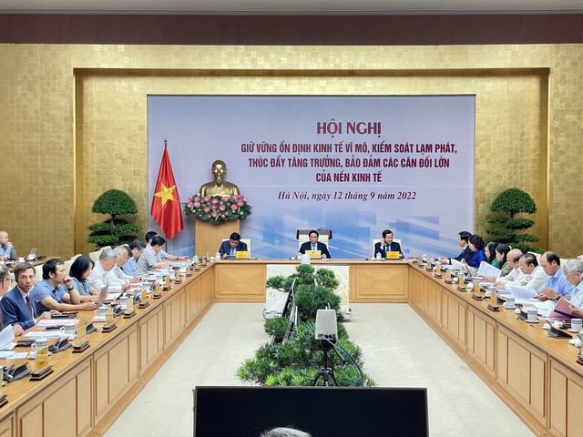 Thủ tướng Chính phủ Phạm Minh Chính, Phó Thủ tướng Lê Minh Khái chủ trì cuộc họp về giữ vững ổn định kinh tế vĩ mô, kiểm soát lạm phát, thúc đẩy tăng trưởng và đảm bảo các cân đối lớn của nền kinh tế. Ảnh VGP