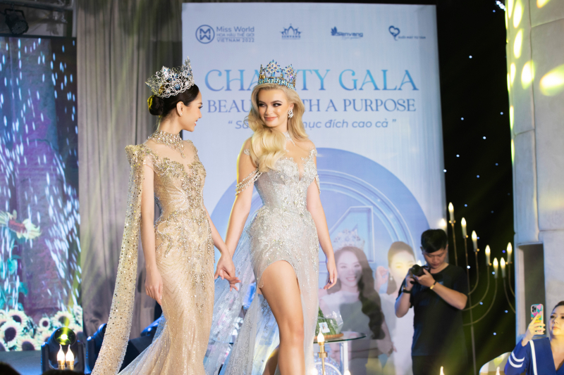  Hoa hậu Karolina Bielawska và Hoa hậu Mai Phương xuất hiện tại chương trình đấu giá. Ảnh: SV