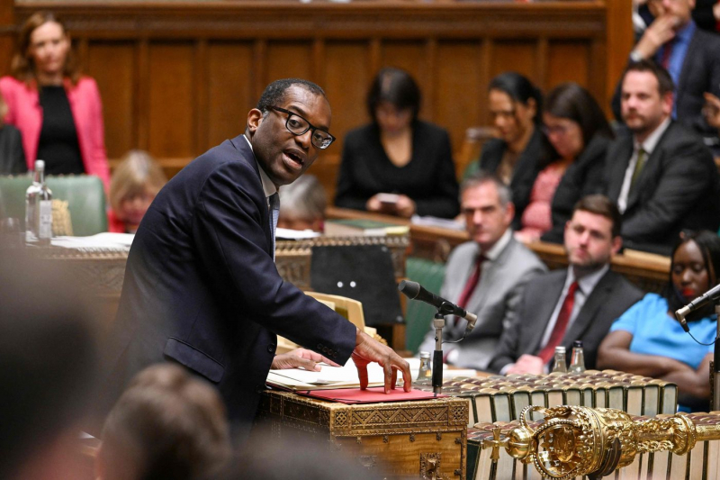 Bộ trưởng tài chính Vương quốc Anh Kwasi Kwarteng vạch ra một kế hoạch trung hạn cho việc đánh thuế và chi tiêu vào ngày 23/11, nhằm cắt giảm nợ chính phủ. Ảnh: Jessica Taylor (UK Parliament/Agence France-Presse/Getty Images).